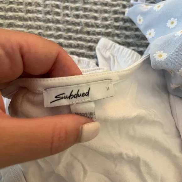 Subdued long sleeve V - neck - Picture 2 of 2